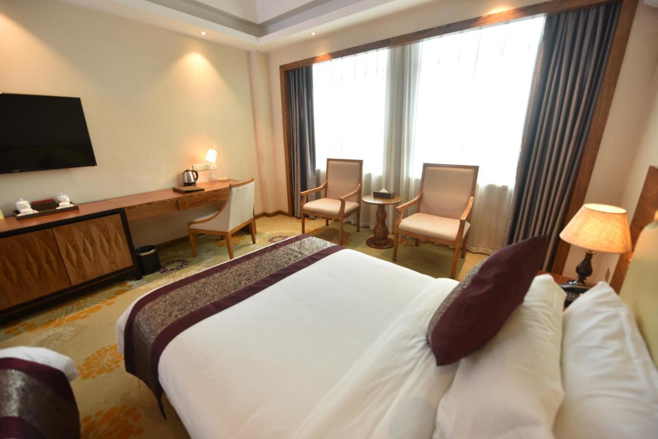 Hong Van Grand Hotel Mong Cai Esterno foto