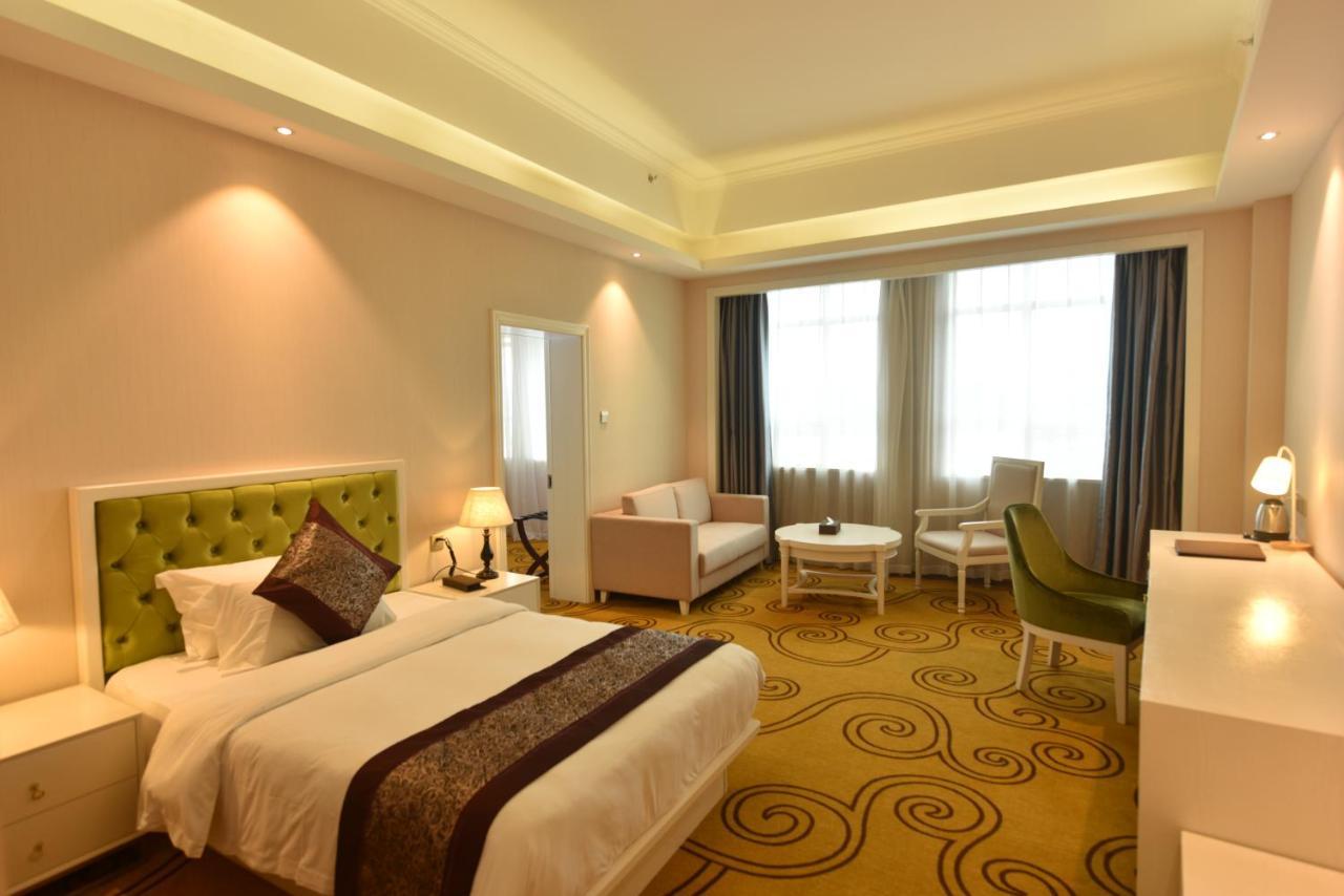 Hong Van Grand Hotel Mong Cai Esterno foto
