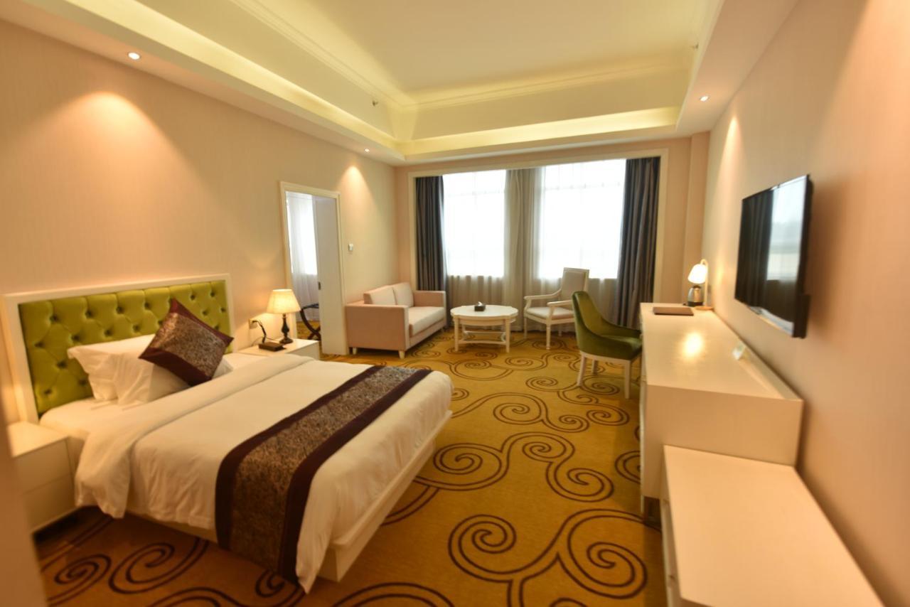 Hong Van Grand Hotel Mong Cai Esterno foto